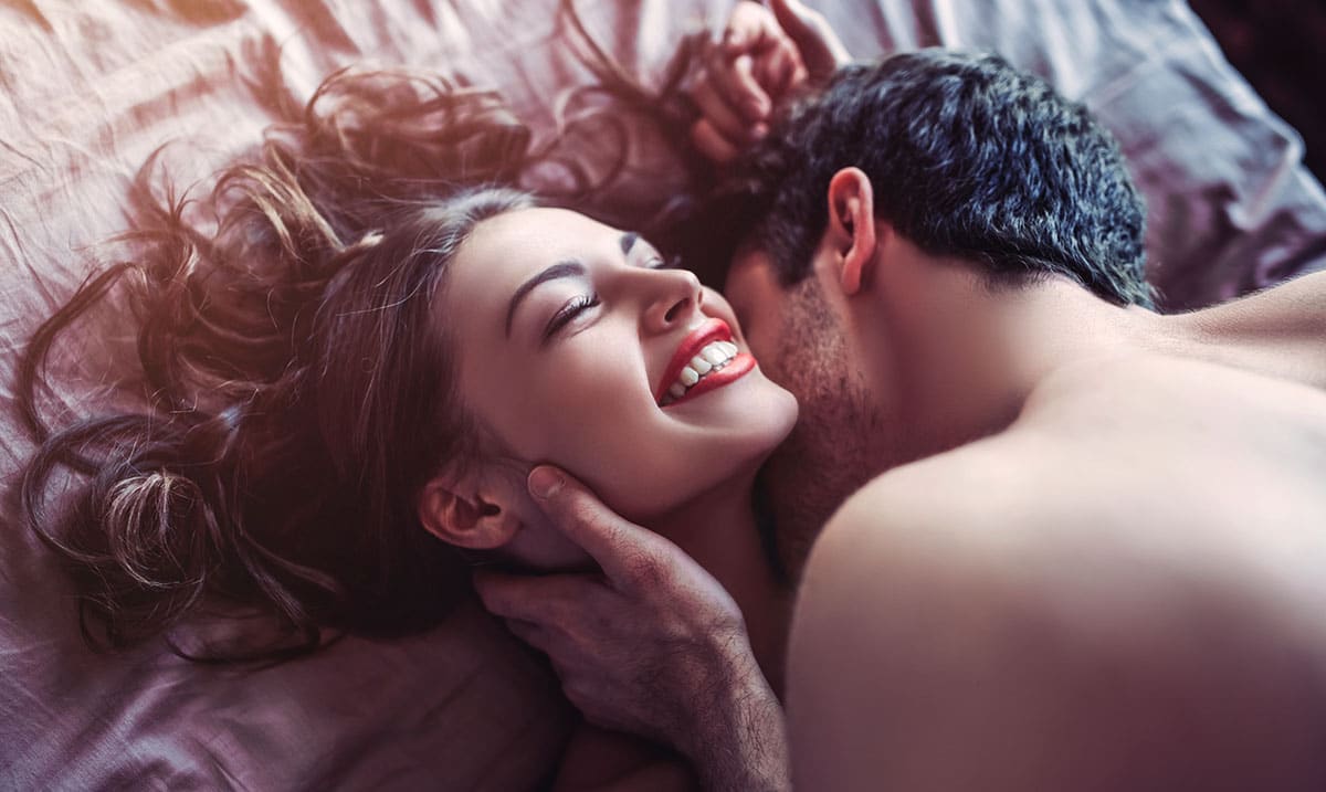 Порно - Рыжая шлюха превосходно проводит время со страстным любовником на диване