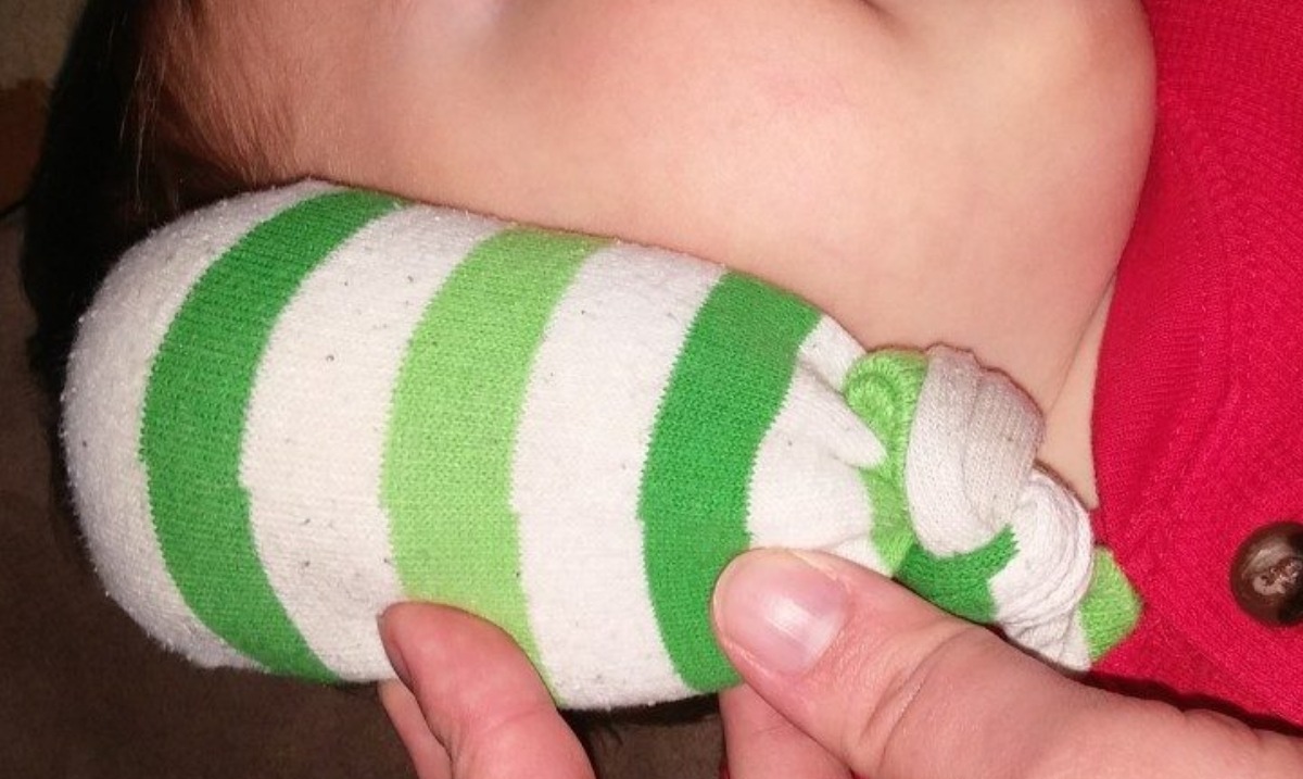 Try Heating a Sock Filled With Sea Salt to Cure Earaches and Infection