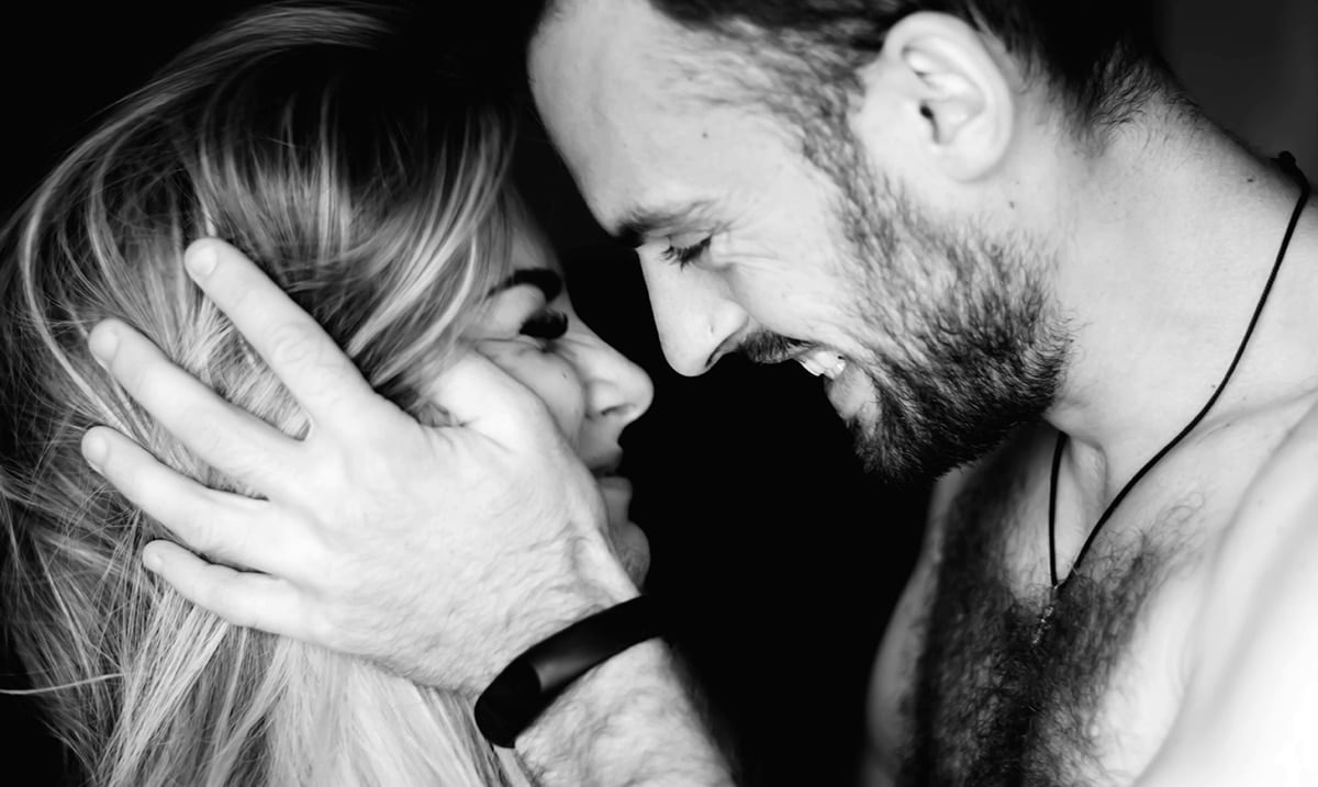 12 Telling Signs That A Man Is Completely Into You