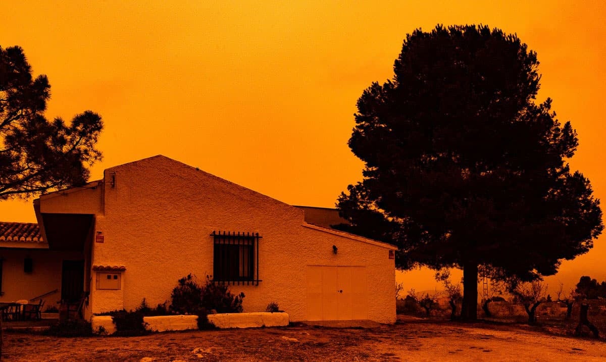 UK Issues Warning After Skies in Spain Turn Vibrant Apocalyptic Orange