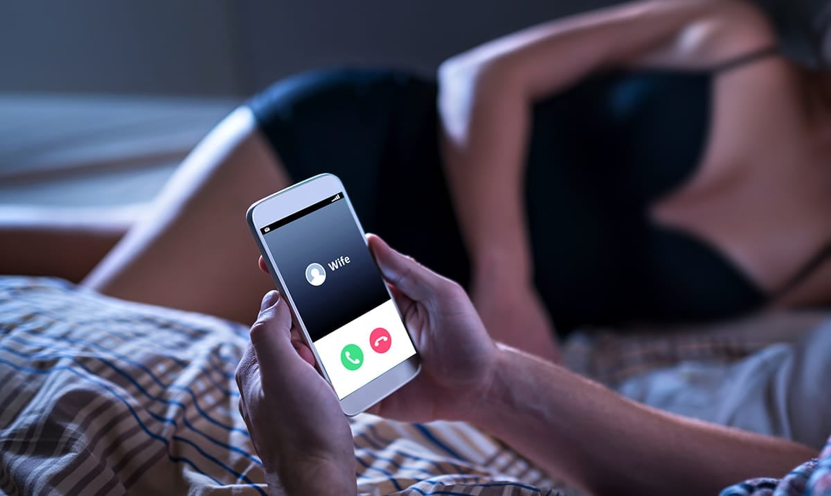 8 Digital Red Flags That Your Partner Is Cheating