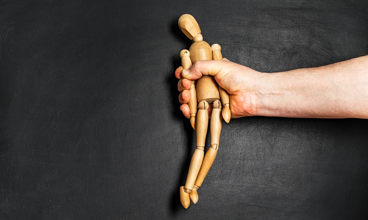 10 Simple Thinking Habits That Instantly Reveal When Someone Is Manipulating You